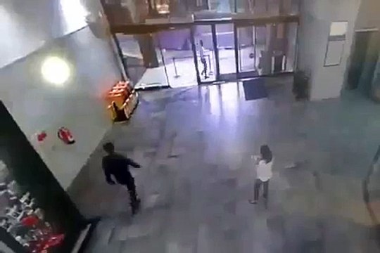 Effondrement du toit d'un centre commercial à cause de fortes pluies