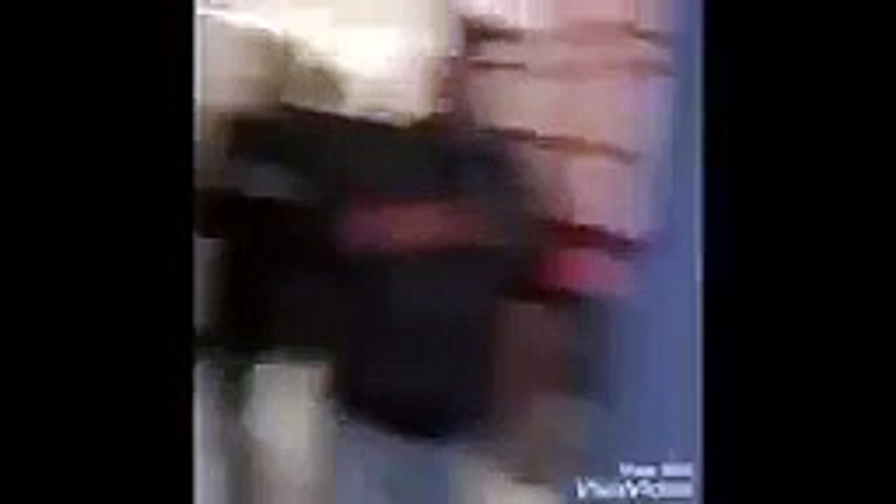 2 filles se battent et soudain... Bim, gros placage de flic