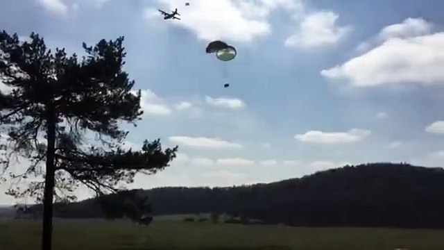 Largage raté de 3 Humvee pendant un exercice militaire