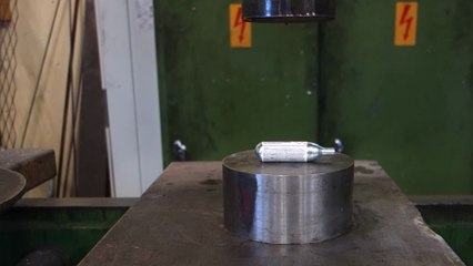 Détruire des objets qui explose avec une presse hydraulique