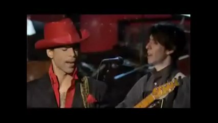 Admiradores rinden homenaje a Prince en Los Ángeles