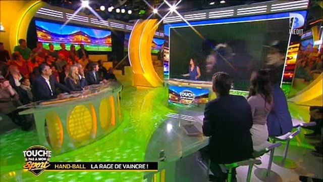 Cécile de Ménibus très excitée sur le plateau de Touche pas à mon sport - Regardez