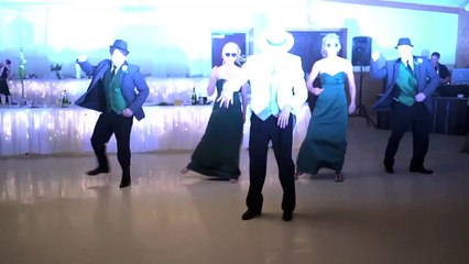 Le marié et ses amis tournent le dos aux invités, garder un œil sur leurs pieds quand ils se retournent!