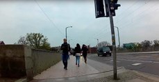 Ciclista persegue duas assaltantes em fuga que roubaram bolsa de mulher