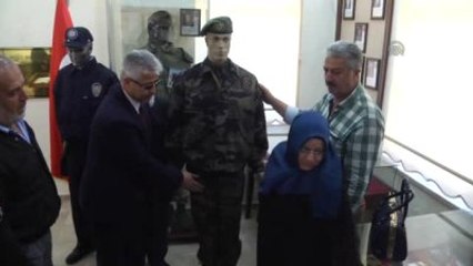 Şehit Eşinin Eşyalarını Gözyaşlarıyla Müzeye Koydu