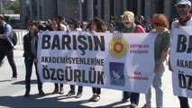 Hakim Karşısına Çıkacak Akademisyenlere Adliye Önünde Destek