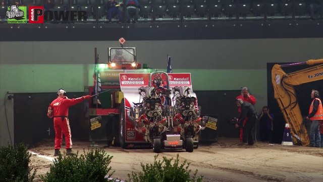 Concours de véhicules à 8 moteurs dignes de Mad Max !