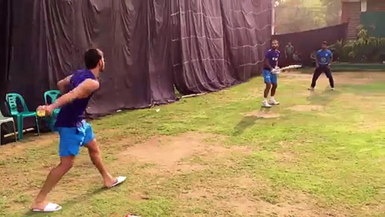 See How Virat Kohli Helping SHIKHAR DHAWAN to Play New Shorts