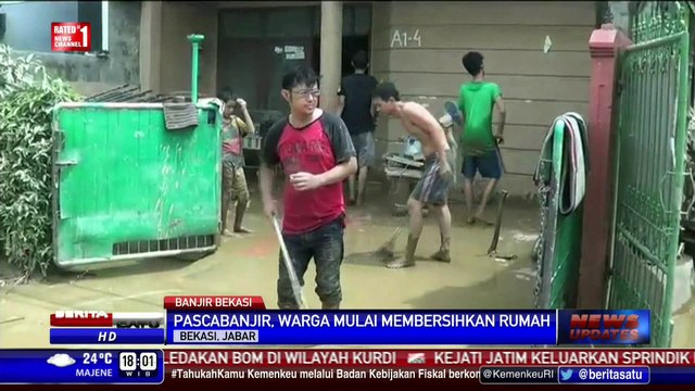Warga Pondok Gede Permai Mulai Bersihkan Rumahnya Akibat Banjir