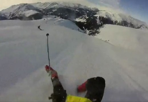 Un skieur amateur dévale un pente de 1200 mètres avant de finir dans les filets de sécurité