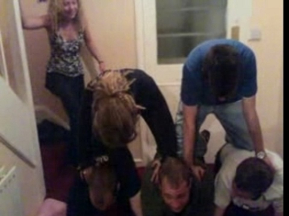 Regis et ses Amis font une pyramide