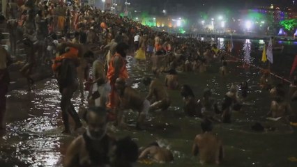 Peregrinos hindúes se bañan en un río en India para expiar sus pecados
