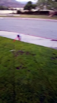 Un bébé avec un sabre laser joue tout seul dans la rue...