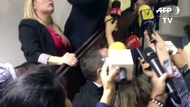Diputados venezolanos se encadenan para exigir revocatorio