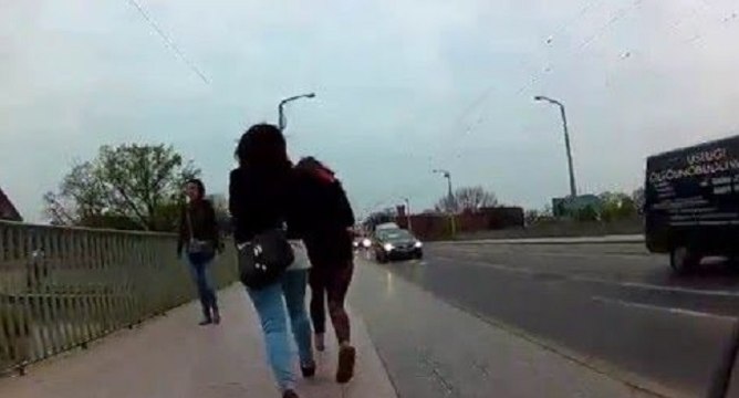 Il fonce avec son vélo sur des voleuses à l'arraché