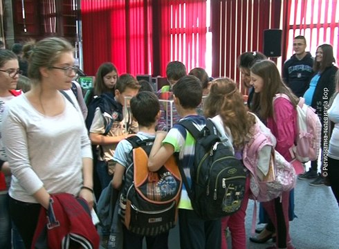 Minijatura na zrnu graška – izložba minijaturnih knjiga u Boru, 22. april 2016. (RTV Bor)