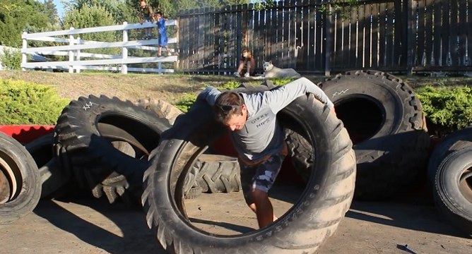 Faire du hula hoop avec un pneu géant de 54 kg