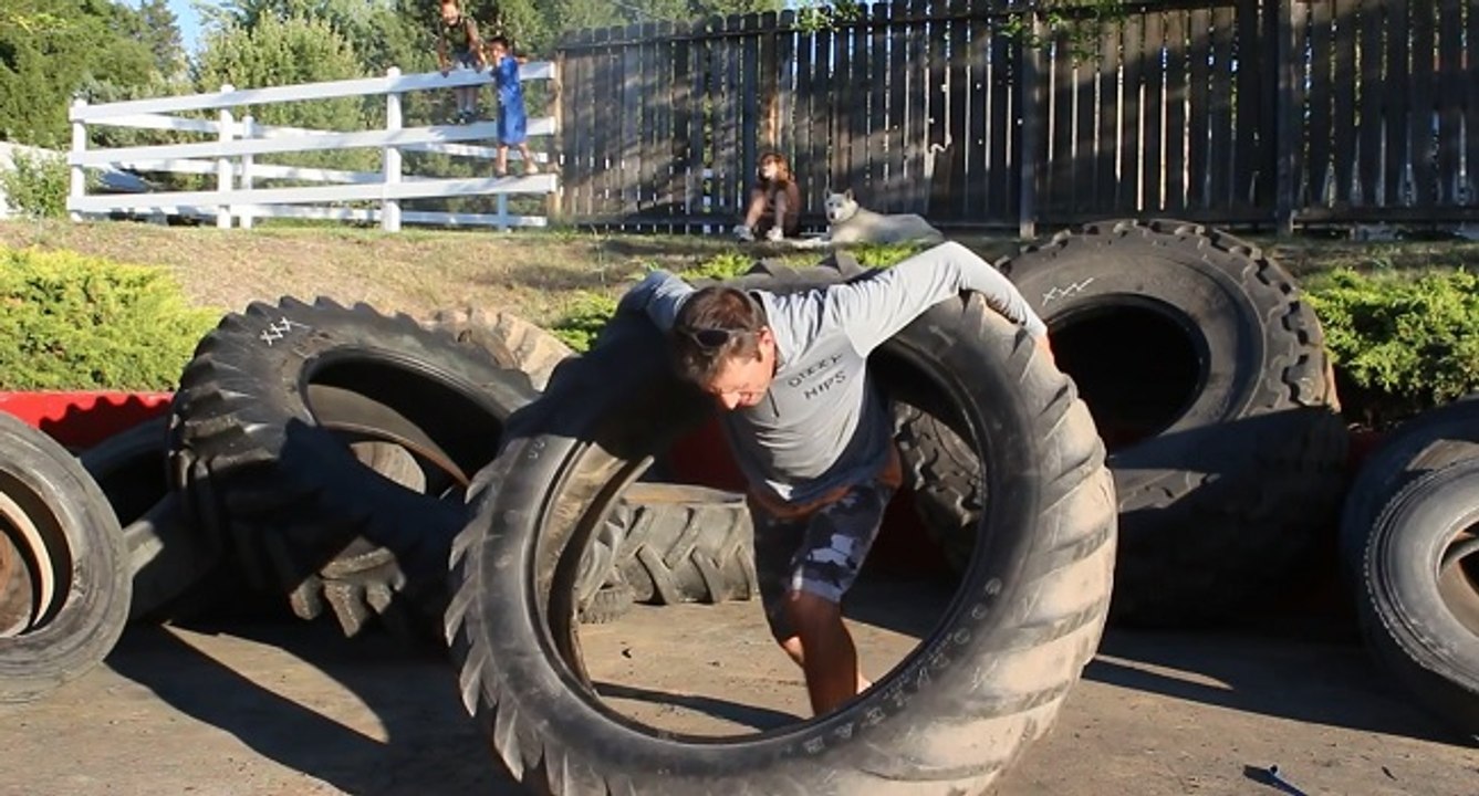 Faire du hula hoop avec un pneu géant de 54 kg