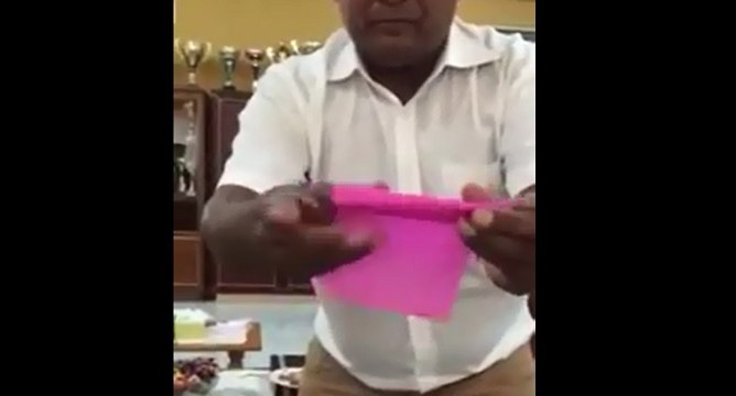 Cet homme a une technique bien sympa pour réaliser des fleurs en papier