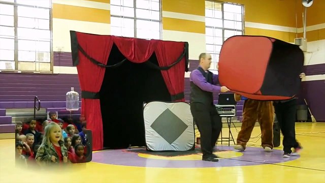 Elle confie au magicien que ses parents sont partis à la guerre, quand tout à coup, quelqu'un surgit de la boite !