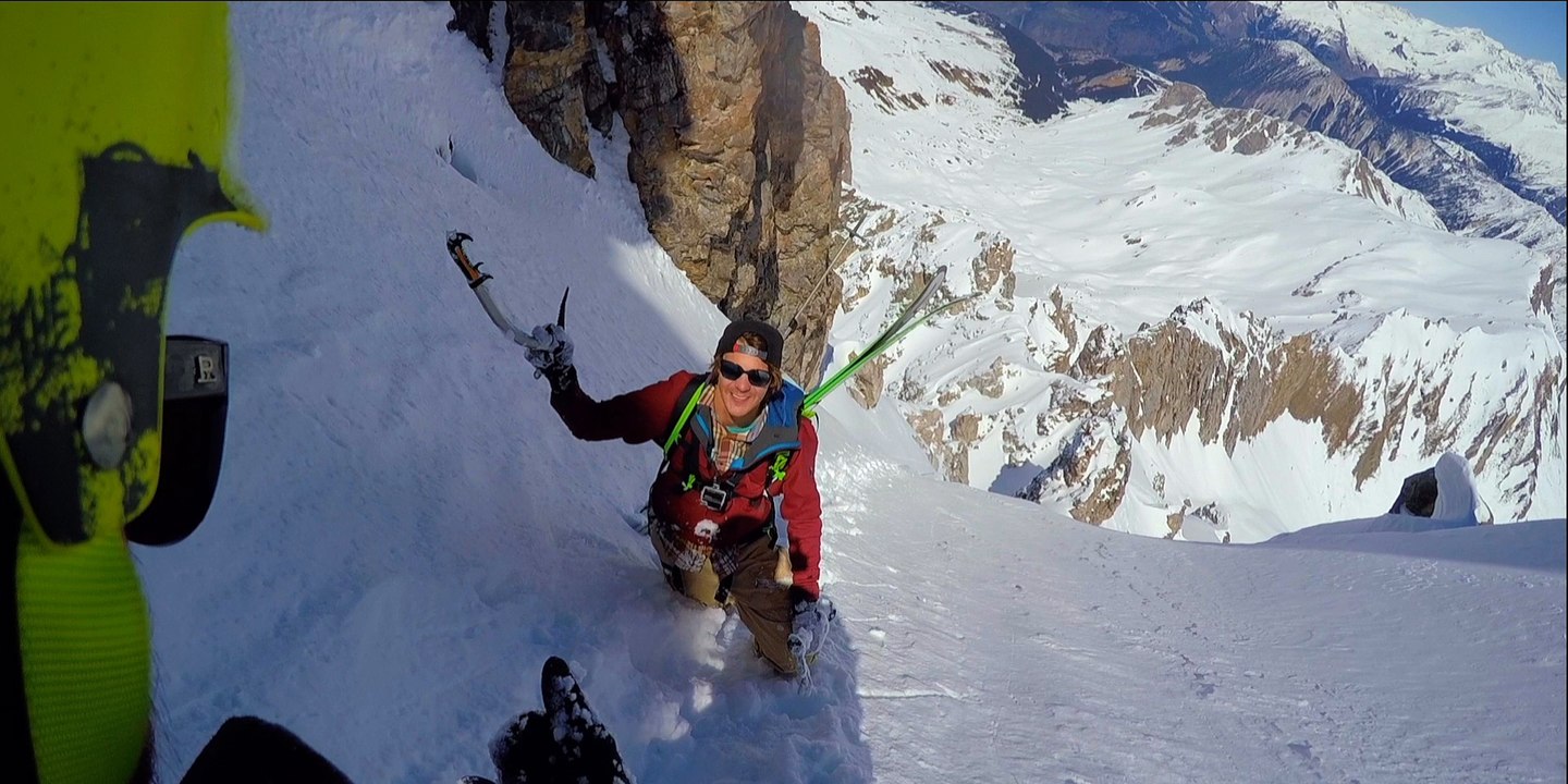 Une descente impressionnant dans un duo snowboard et ski