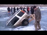 Rus balıkçılar, buzlu gölden balık yerine arabalarını çıkardı