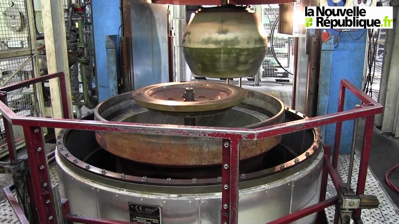 VIDEO. Joué-lès-Tours : chez Michelin, une machine de 35 tonnes extraite par les airs