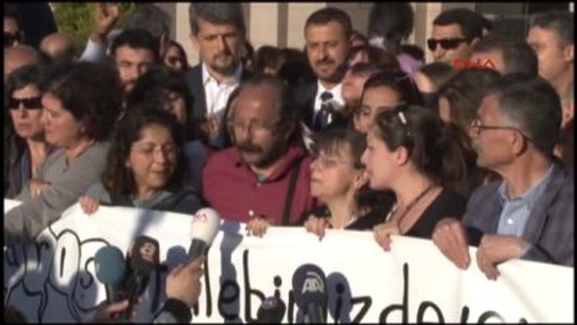 Akademisyenlere Tahliye Kararı Sonrası Adliye Önünde Açıklama