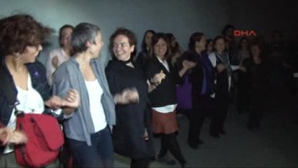 Akadamisyenler Cezaevinden Çıktı, Halay Çekti