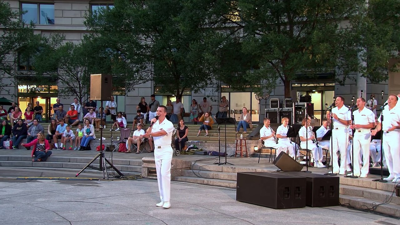 4 marins s’alignent sur scène, mais quand le 5ème marin les rejoint? Tout le monde est étonné!