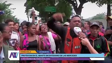 Protesta por acaparamiento de comida a las afueras de un abasto Bicentenario