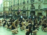 100 femmes débarquent dans la rue en maillot, lorsqu'elles se retournent!? INCROYABLE!