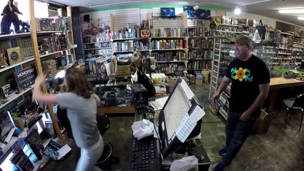 Арья Старк разыграла посетителей магазина