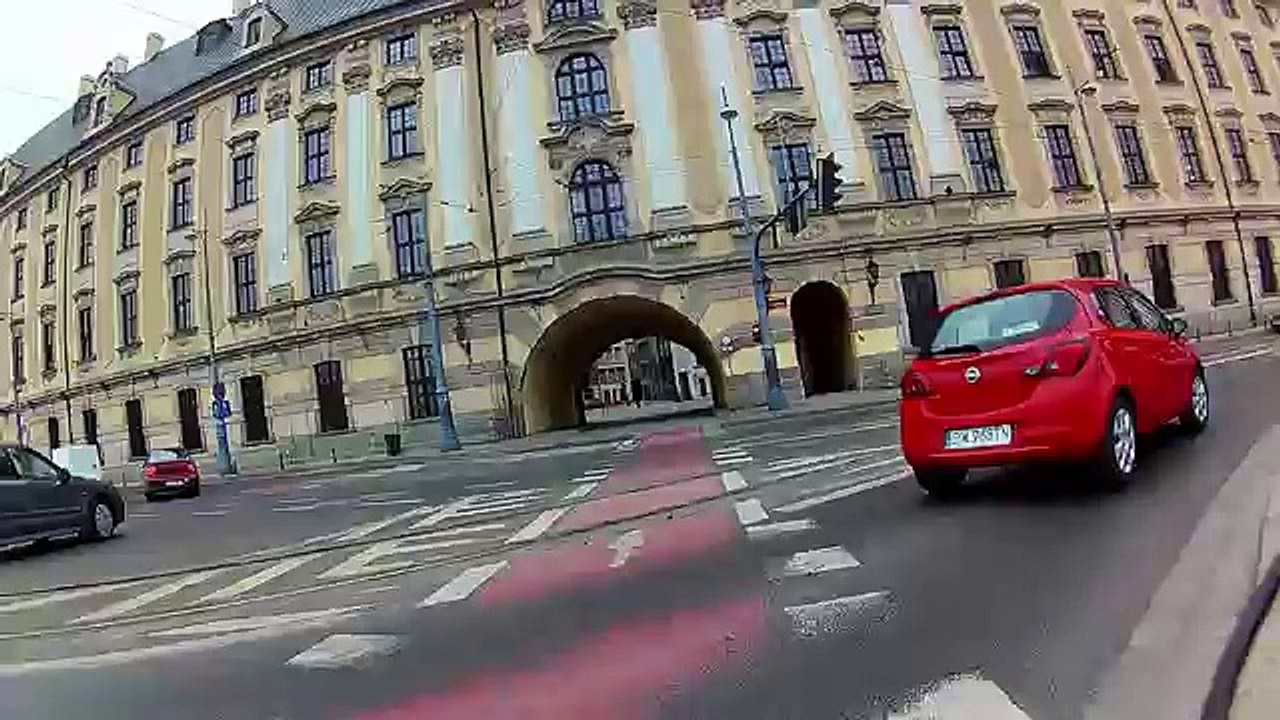 Un cycliste arrête une voleuse à l'arraché