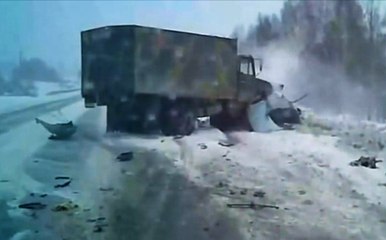Karda Kayan Otomobil Kamyona Çarptı