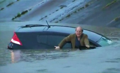 Röportaj Yapmak İçin Sel Sularına Girdi