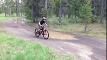 Belle chute d'un jeune biker dans la boue!