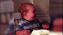 Ce bébé se moque de son père qui essaie de lui faire dire PAPA