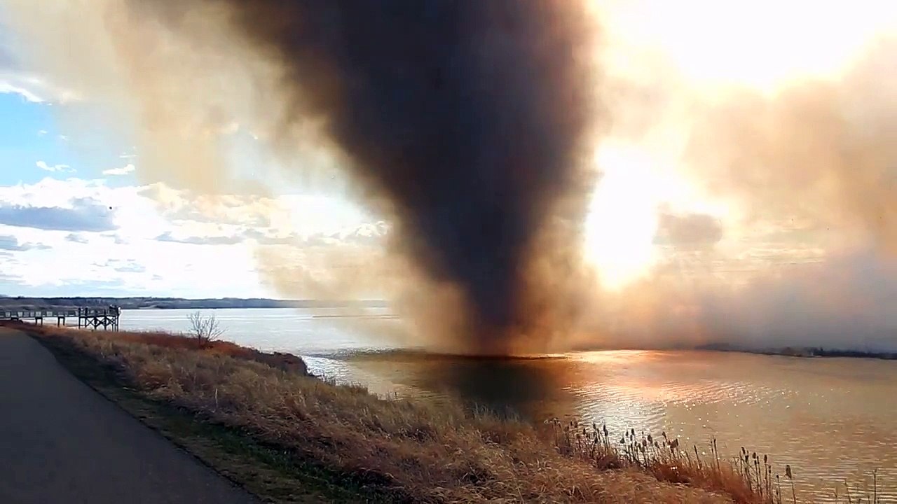 Pour éviter une tornade de feu, ce pompier saute dans une rivière