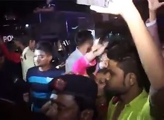 Watch How Peoples of Karachi Welcome Mustafa Kamal - Anday aur Tamatoes