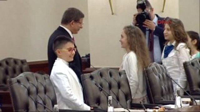 Başbakan Davutoğlu, Koltuğunu Reyhan Nur'a Devretti