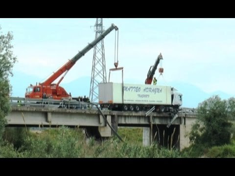 Nola (NA) - Tir travolge operai sulla Statale: due morti (22.04.16)