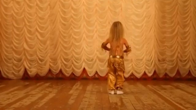 Маленькая Шахризада заставила встать весь зал