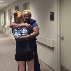 Uma jovem paralisada comove sua enfermeira ao andar