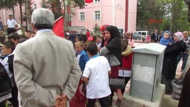 Afyonkarahisar Emekli Maaşıyla Aldığı Türk Bayraklarını Çocuklara Dağıttı