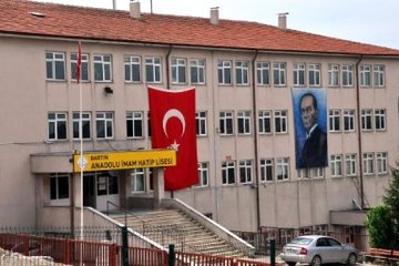 Okula Atatürk'e Benzemeyen Poster Asılmasına Bazı Vatandaşlar Tepki Gösterdi