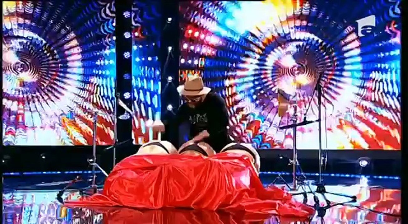 Interzis minorilor! Gabi Bălașa, numãr inedit de percuţie la... fese