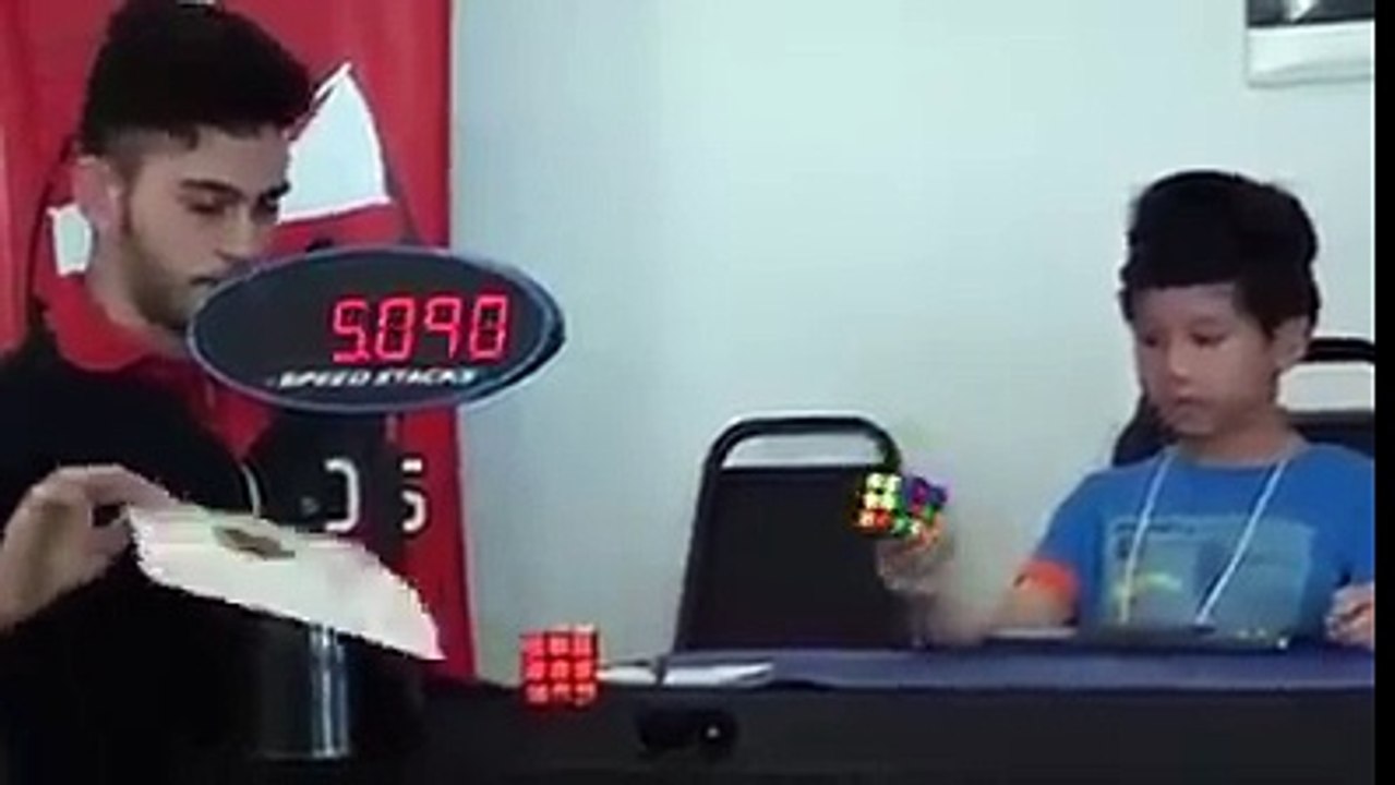 bambino di 6 anni risolve cubo rubik bendato e in pochi secondi