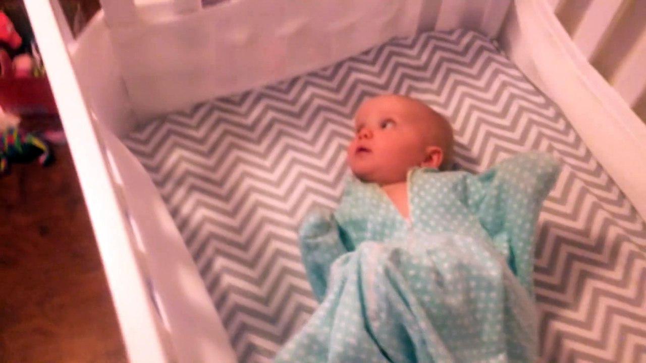 Ce bébé gigote et rit d'excitation quand il voit le chat de la famille