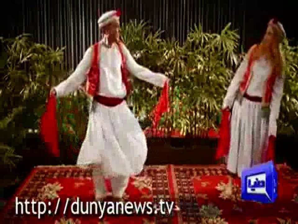 Americans try "Pashto Dance"
